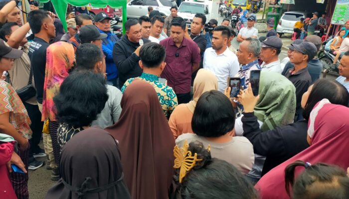 Warga Buka Blokir Jalan Limau Mungkur