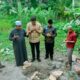 PENYERAHAN bantuan bedan rumah kepada M Yamin seorang guru mengaji  sekaligus peletakan  batu pertama pembangunan oleh Pj.Bupati Batubara H. Heri Wahyudi Marpaung, S.STP, M.AP. Waspada/Ist