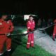 Petugas Damkar Aceh Tamiang berhasil menangkap ular kobra yang masuk kerumah warga di Aceh Tamiang. Waspada/Yusri