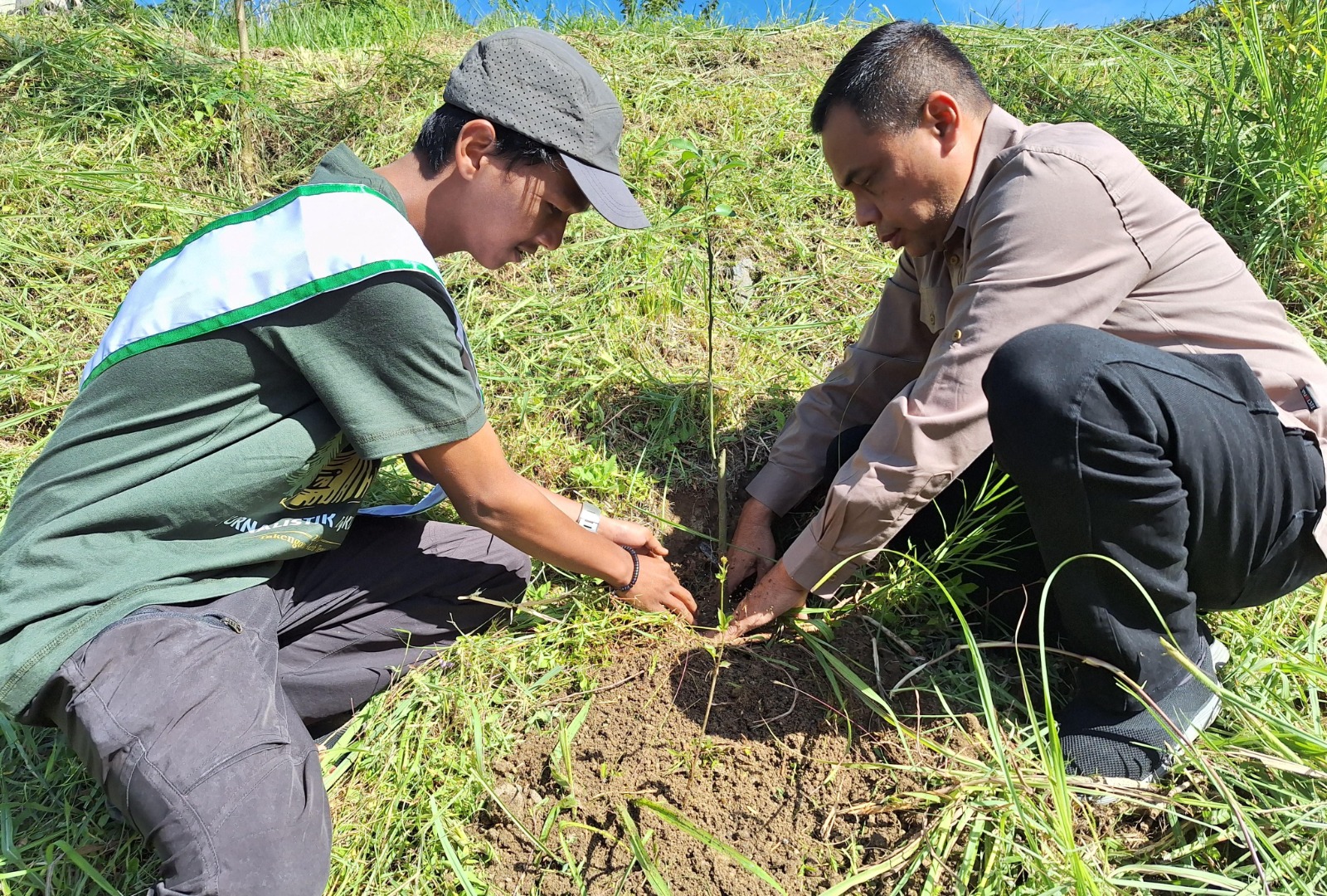 FJL Aceh Bersihkan Sampah DAS Peusangan Dan Tanam Bibit Pohon FJL Aceh Bersihkan Sampah DAS Peusangan Dan Tanam Bibit Pohon