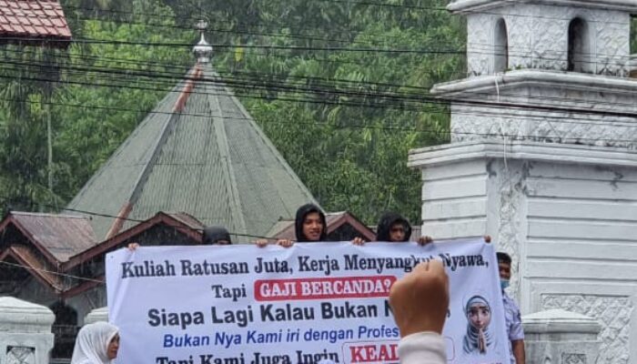 Di Bawah Guyuran Hujan, Ribuan Honorer Nakes Demo Kantor DPRK Aceh Selatan