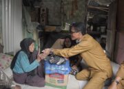 Pj Wali Kota Langsa Sambangi Lansia Sakit