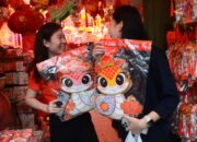 Jelang Tahun Baru Imlek, Hiasan Ornamen Ular Paling Banyak Diburu