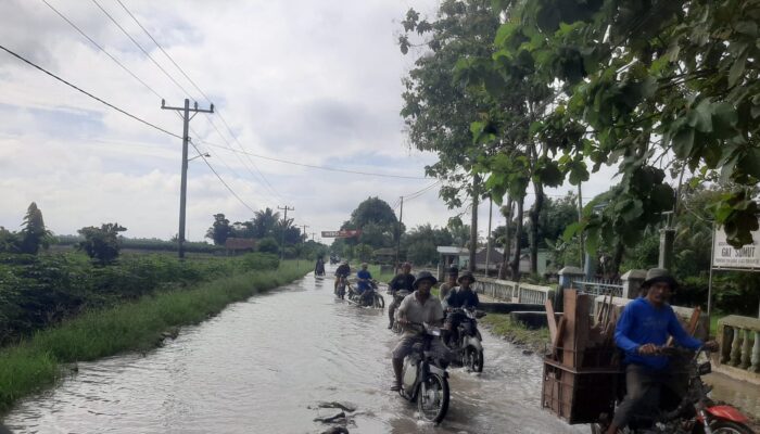 Jalan Pematang Bandar – Kerasaan Jadi Langganan Banjir, Warga Minta Bupati Turun Tangan