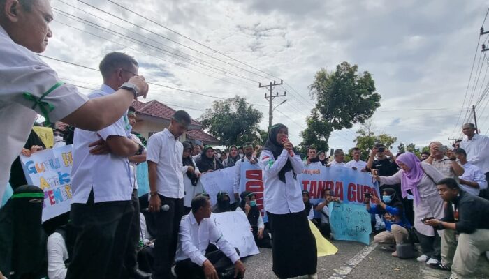 Ribuan Guru Honorer Menggelar Aksi Di Kantor DPRD Aceh Selatan