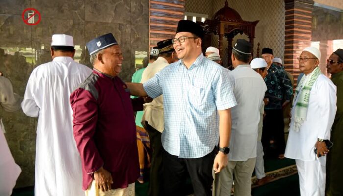 Asri Ludin Tambunan Berbagi Nasi Barokah Jumat di Masjid Nurul Qomar Seantis