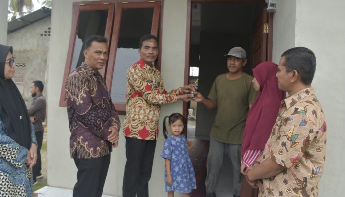 Pj Wali Kota Langsa Serahkan Bantuan Rumah Sehat Stunting