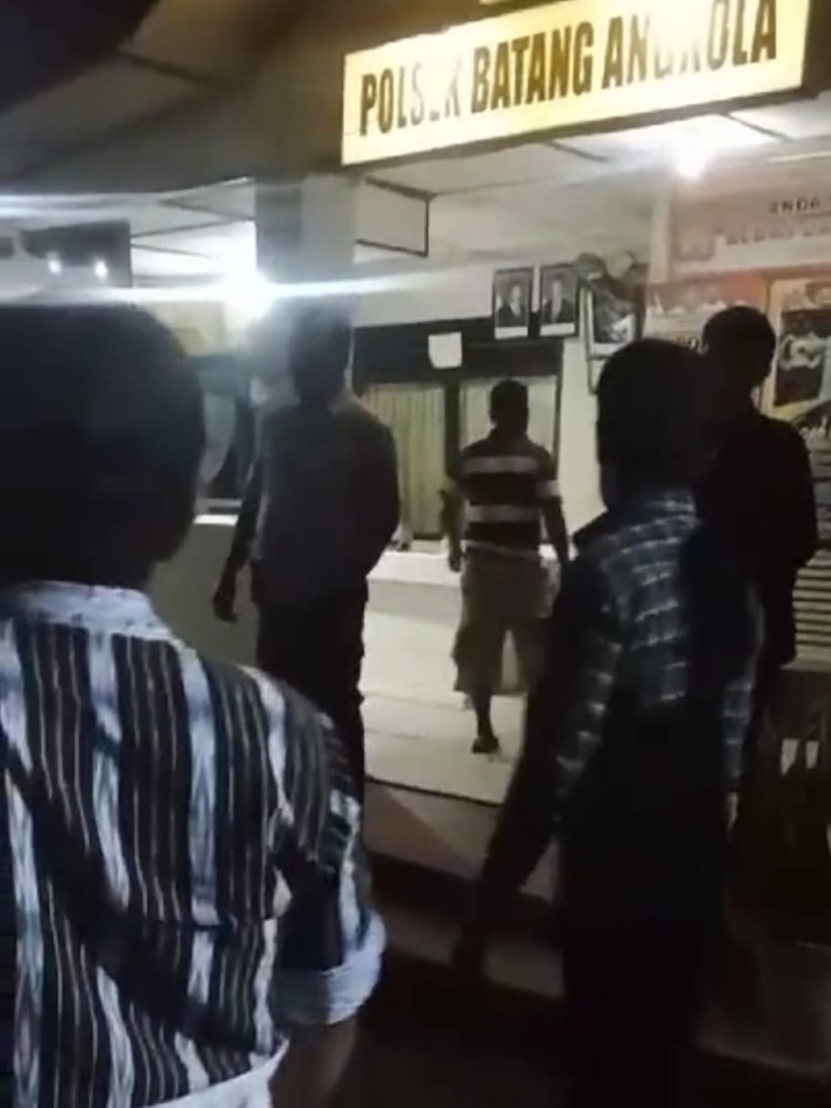 Warga Tapsel Serahkan Pria Cabul Ke Polisi Warga Tapsel Serahkan Pria Cabul Ke Polisi
