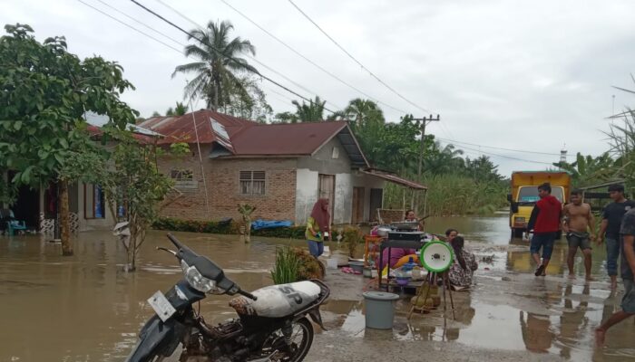 Banjir Masih Bertahan, Warga Batubara Memasak Di Jalan