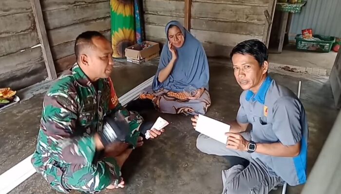 Gelap Menahun, Serda Ismail Bantu Pemasangan Listrik Warga Gelanggang Merak