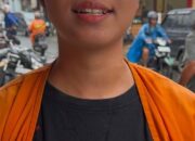 Libur Kuliah, Wenni Silitonga Mahasiswi UI Bantu Orang Tua Jaga Parkir