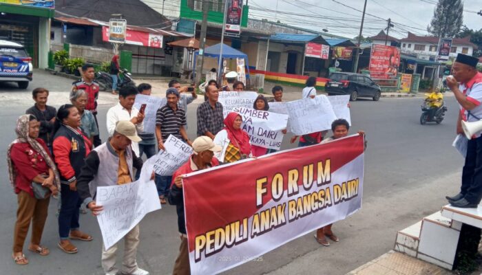 Forum Peduli Anak Bangsa Dairi Aksi Di Kantor Bupati