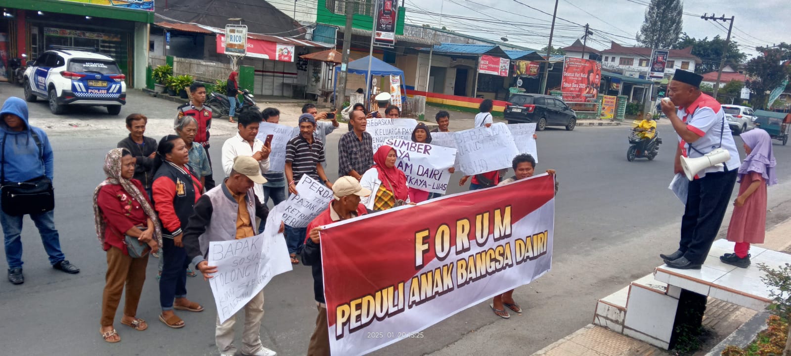 Forum Peduli Anak Bangsa Dairi Aksi Di Kantor Bupati