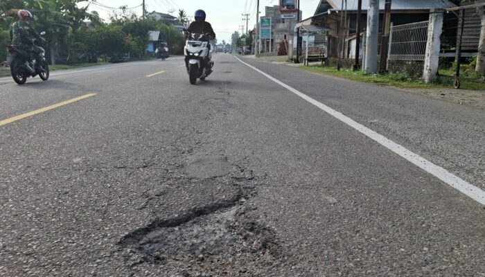 Jalan Nasional Di Pidie Penuh Lubang, BPJN Aceh Tak Peduli