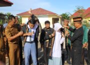 Ketua MAA Pakaikan Baju Motif Khas Singkil Usai Upacara Di SMAN Singkil