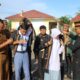 Ketua MAA Pakaikan Baju Motif Khas Singkil Usai Upacara Di SMAN Singkil