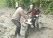 Kapolsek Syiah Utama Bantu Warga Terjebak Jalan Longsor