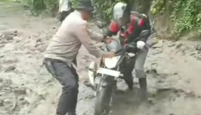 Kapolsek Syiah Utama Bantu Warga Terjebak Jalan Longsor