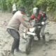 Kapolsek Syiah Utama Bantu Warga Terjebak Jalan Longsor