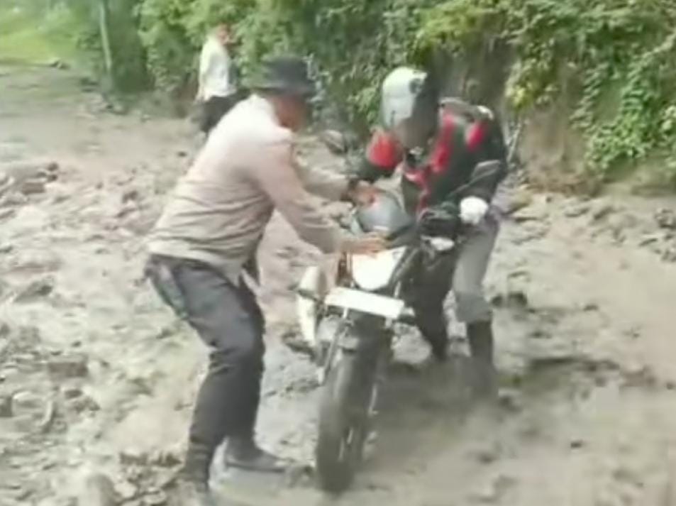 Kapolsek Syiah Utama Bantu Warga Terjebak Jalan Longsor