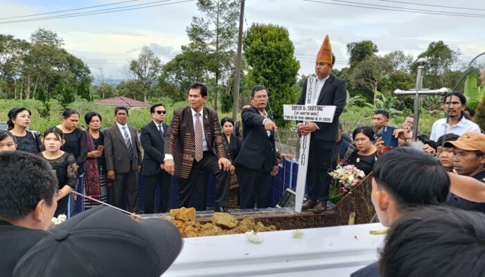 Dr Effendi MS Simbolon Ikuti Prosesi Adat Dan Pemakaman Ibunda Ephorus