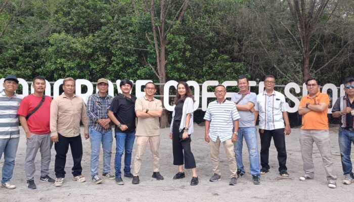 RSI Dan Wartawan Nikmati Sensasi Ngopi Di Hutan Mangrove Sergai