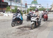 Jalan Sudirman Langsa Dihiasi Lubang, Instansi Terkait Terkesan Tutup Mata