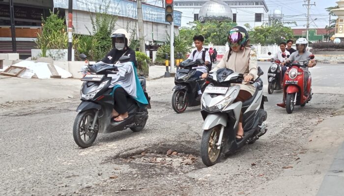 Jalan Sudirman Langsa Dihiasi Lubang, Instansi Terkait Terkesan Tutup Mata