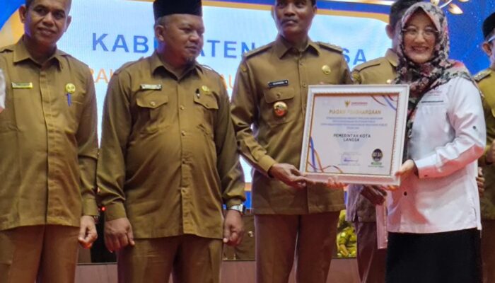 Pj Wali Kota Langsa Terima Penghargaan Dari Ombudsman RI