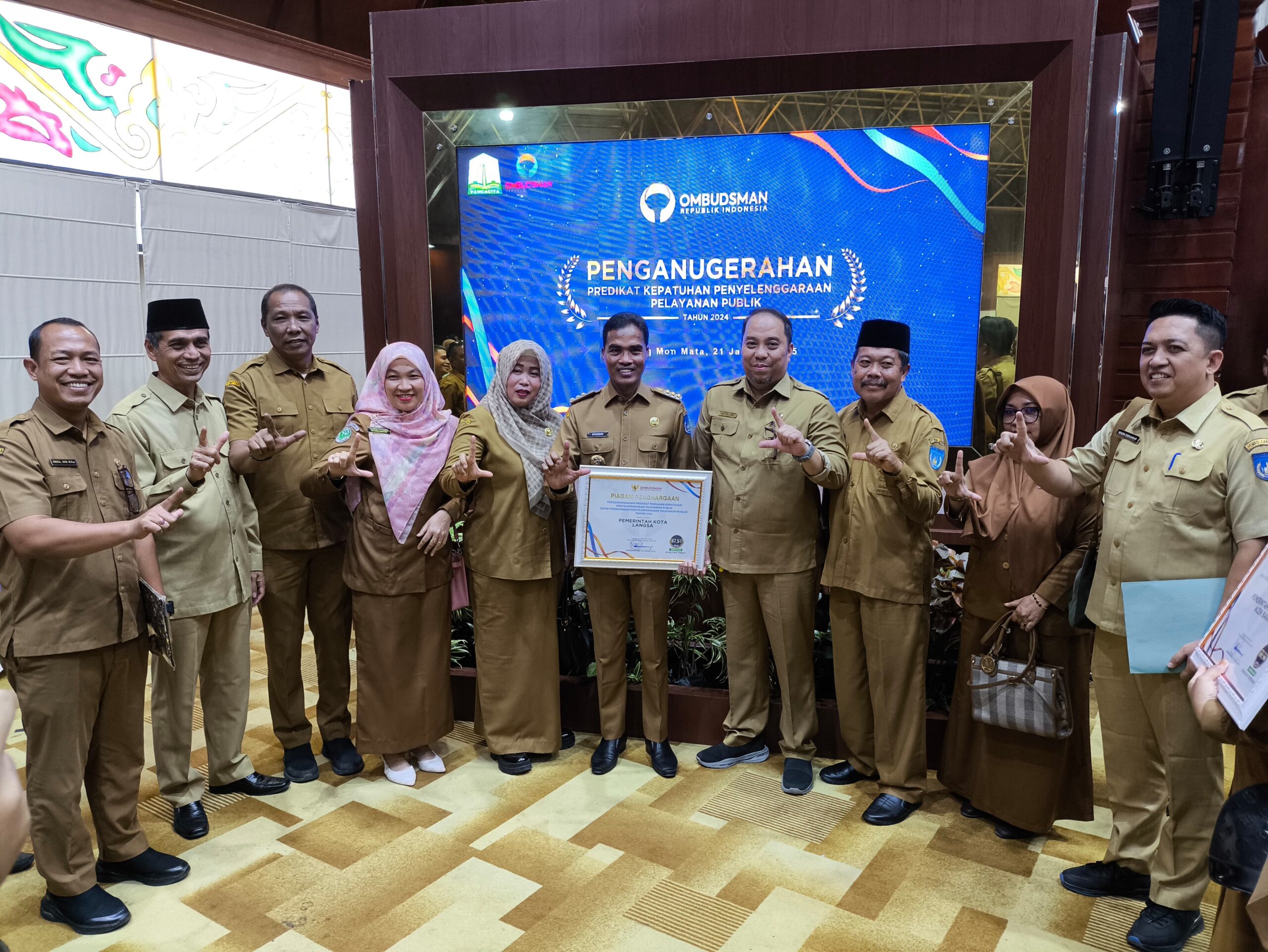Pj Wali Kota Langsa Terima Penghargaan Dari Ombudsman RI Pj Wali Kota Langsa Terima Penghargaan Dari Ombudsman RI