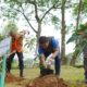VP HTD Area 1 PLN Purnamajati (tengah) bersama Basarnas dan BPBD serta melakukan penanaman pohon di Taman Cadika Johor pada Rabu (22/01).