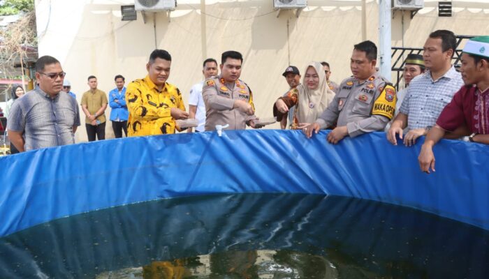 Manfaatkan Halaman, Polres Batubara Tabur Benih Ikan