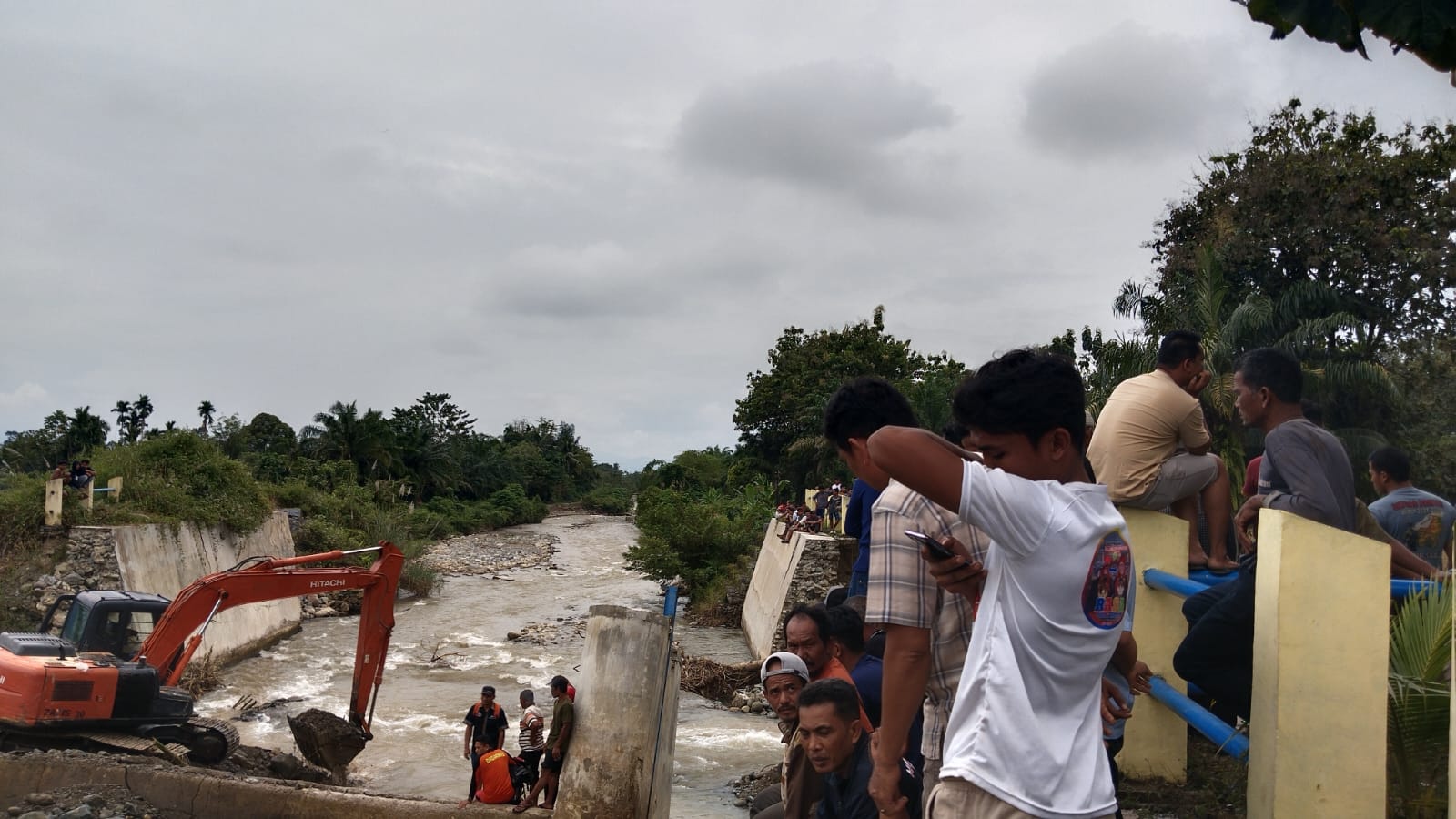 Salim Fakhry Tinjau Lokasi Orang Hanyut Salim Fakhry Tinjau Lokasi Orang Hanyut