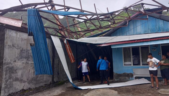 Diterjang Badai, Atap Tribun Lapangan Naga Tapaktuan Timpa Rumah Warga
