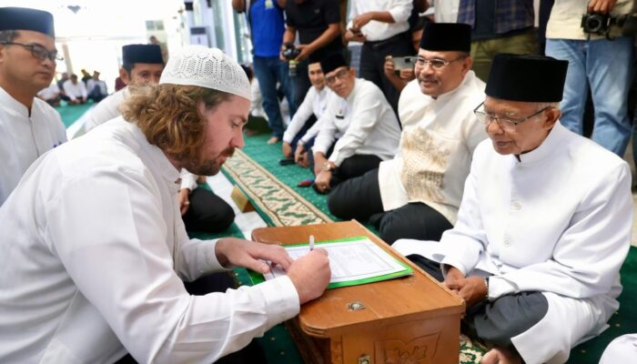 Pj Gubernur Saksikan Pensyahadatan WN Australia Di Masjid Raya Baiturrahman