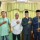 KETUA Umum MUI Sumut, Dr. H. Maratua Simanjuntak, didampingi Sekretaris Bidang Fatwa, Dr. Irwansyah, M.H.I, foto bersama bersama personel Intelkam Polda Sumatera Utara. Waspada/ist