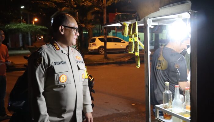 Patroli Dialogis Tengah Malam, Kapolrestabes Medan Sapa Penjual Jamu Di Titi Kuning