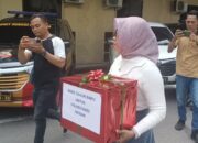 Kecewa Dengan Penyidik, IRT Bawa Kado Ke Polrestabes Medan