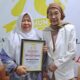 WARTAWAN Terproduktif Harian Waspada Tahun 2024, Siti Anum Purba SAg berfoto bersama Pemimpin Umum Harian Waspada, dr.Hj. Rayati Syafrin, MBA, MM. Waspada/ist