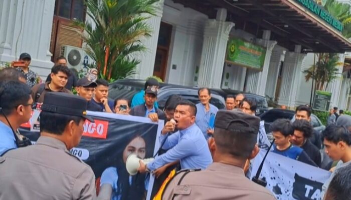 Unjukrasa Di PN Medan, Massa Kelompok Belajar Sisifis Minta Tahan Dua Terdakwa Pengeroyokan