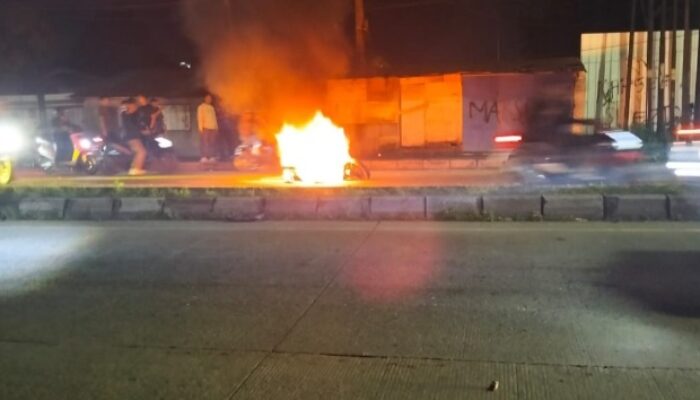 Dua Kubu Suporter Sepak Bola Bentrok Di Depan Mapoldasu, Sepeda Motor Dibakar