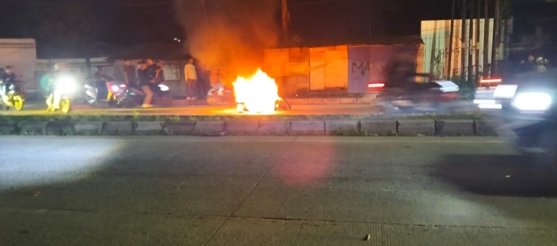 Dua Kubu Suporter Sepak Bola Bentrok Di Depan Mapoldasu, Sepeda Motor Dibakar
