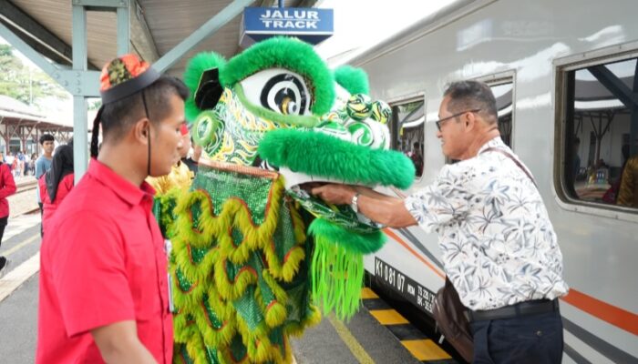 Atraksi Barongsai Hibur Penumpang KA Di Stasiun Tebing Tinggi