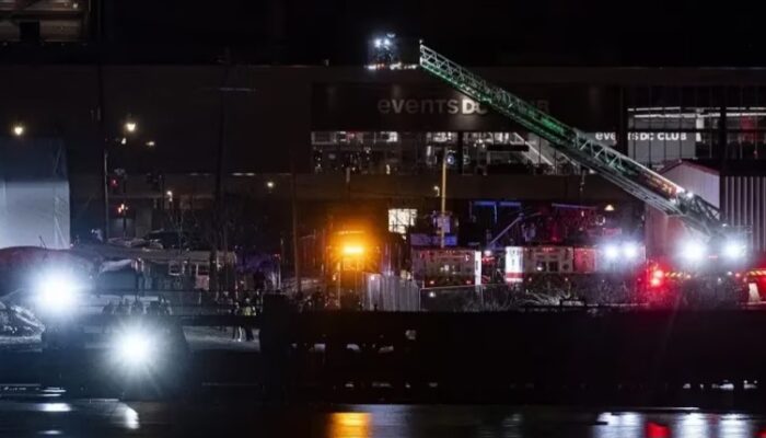 American Airlines Terbelah Tiga Tabrakan Dengan Black Hawk