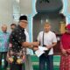 Majelis Dikdasmen PCM Muhammadiyah Tanjungsari Drs.Lilik, M.AP didampingi Kepala SMA Muhammadiyah Tanjungsari Susilawati, S. Pd, M. Psi menyerahkan bantuan Binpres kepada orangtua siswa. Waspada/Ist
