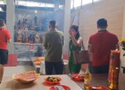 Rayakan Imlek 2025, Ratusan Warga Tionghoa Padati Vihara Candi Buddha
