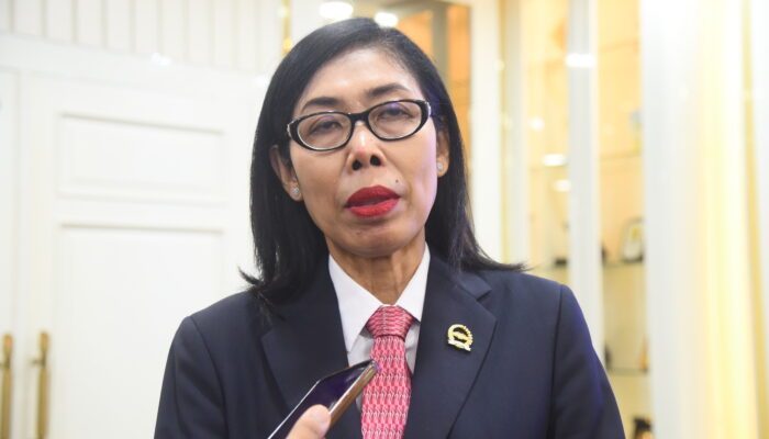 Pertama Kalinya Setjen DPR RI Hadirkan Juru Bahasa Isyarat Di Rapat Paripurna