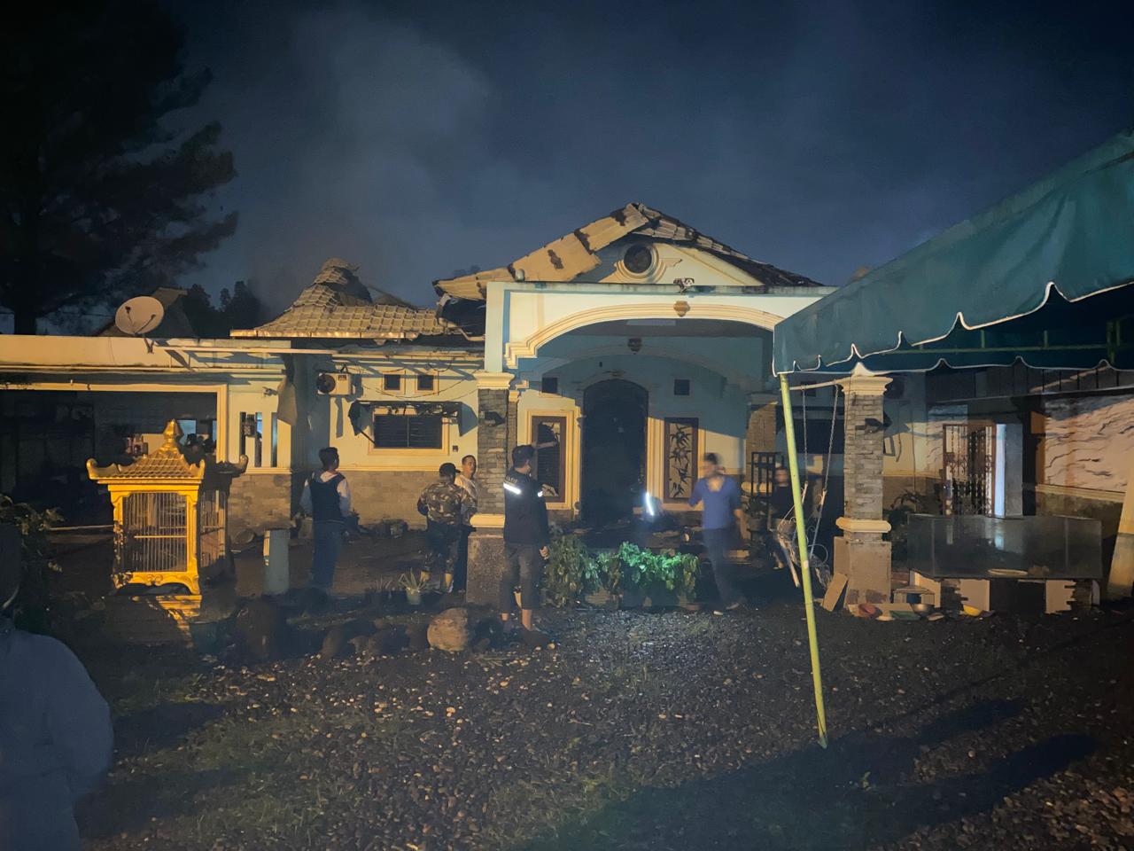RUMAH mantan Kepala Dinas Perikanan Sumut dan mantan Plt Wali Kota Tebing Tinggi OK Zulkarnain di Jl. Kedondong, Desa Marindal I, Kec. Patumbak terbakar, Minggu (19/1) malam sekira pukul 22:00 WIB. Waspada/Ist