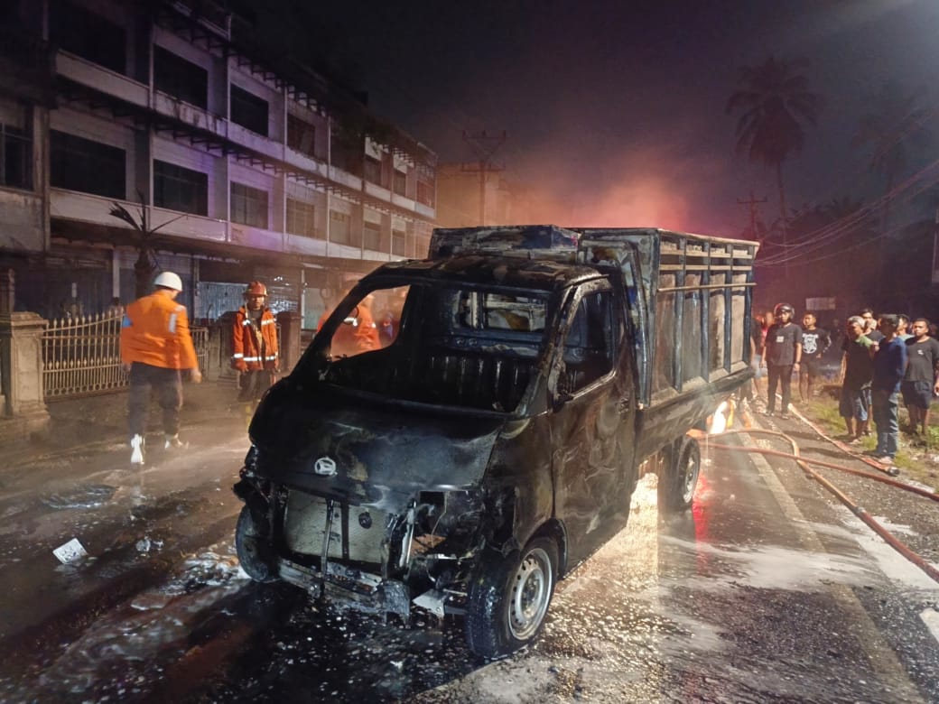 Mobil Pick Up Muatan Pertalite Terbakar