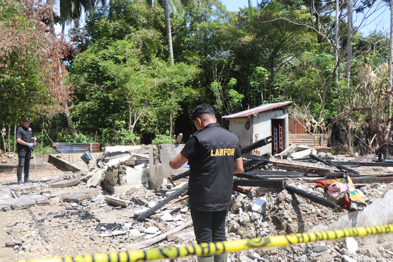 Tim Labfor Polda Sumut Olah TKP Dugaan Pembakaran Rumah Warga Kluet Utara